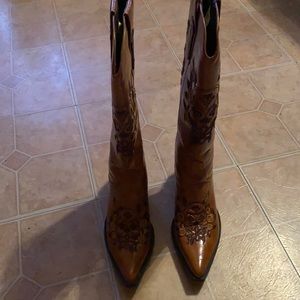 Beautiful ornate pointed toe women western boots